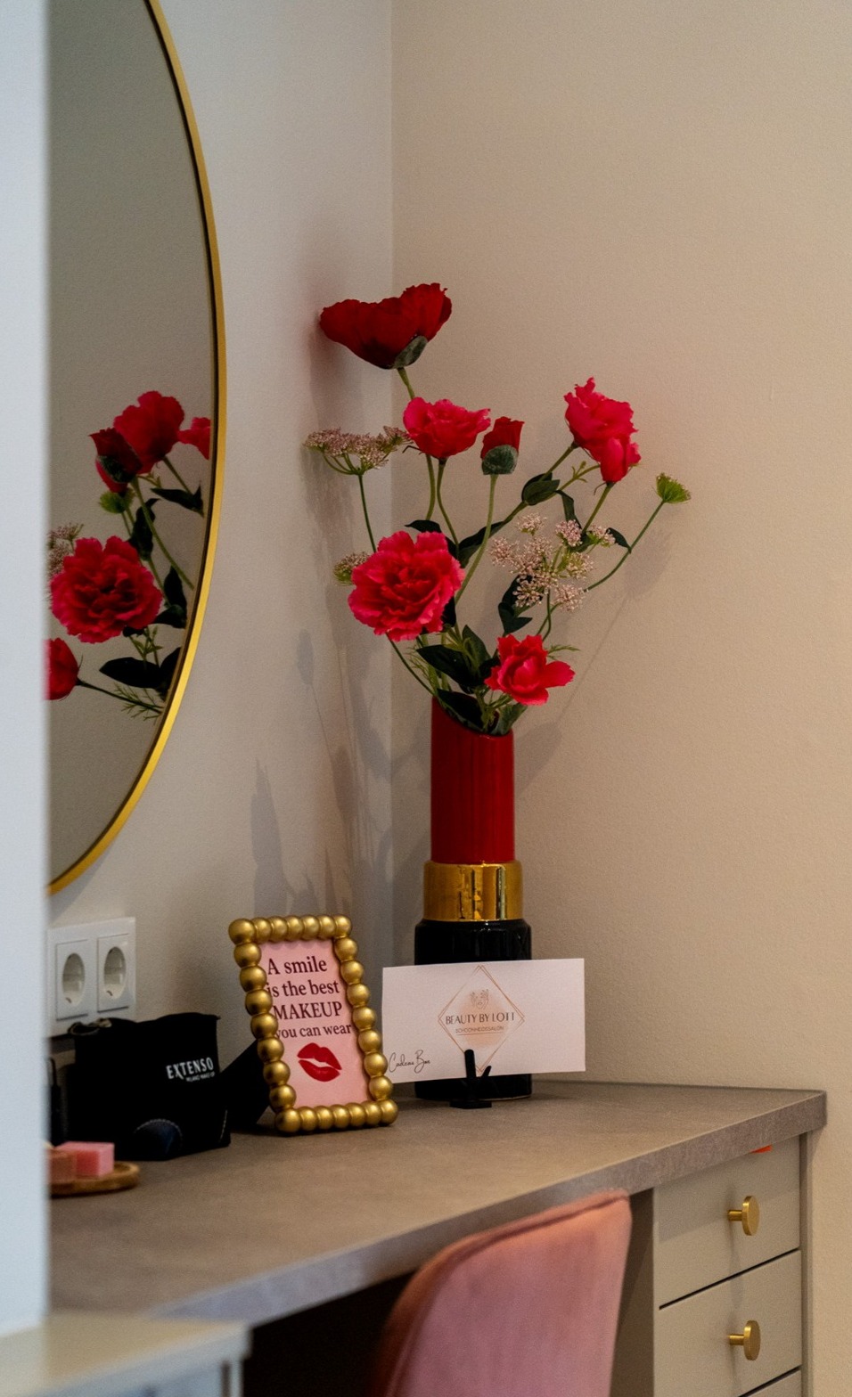 De make up tafel in de salon, met ronde spiegel en rode rozen