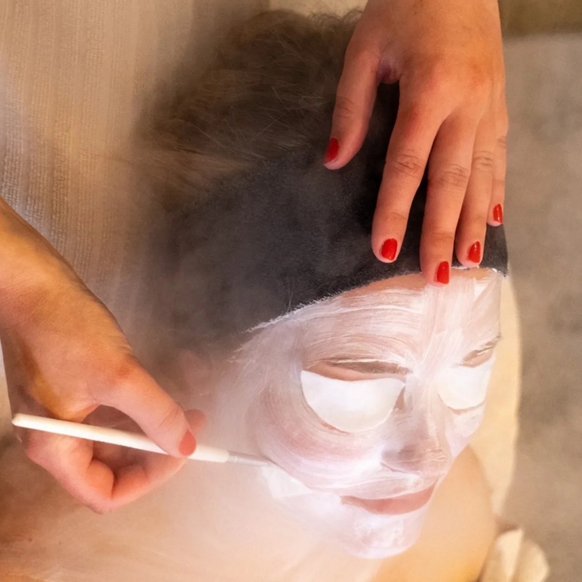 Annelot brengt een masker aan tijdens een gezichtsbehandeling